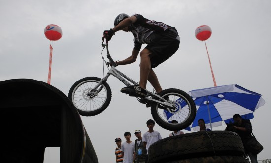 图文全国水运会极限特技单车高难度跨越