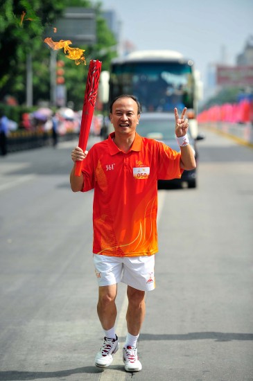 图文广州亚运会火炬传递汕尾站火炬手陈卓智