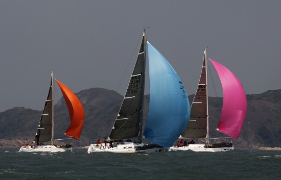 图文中国杯帆船赛赛况彩色帆布点缀大海