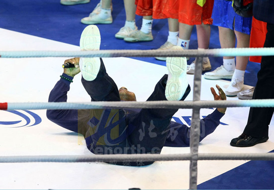 在与一位小拳迷的"实战演练"中,拳王不顾身份的倒在拳台,假装被ko