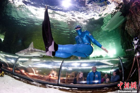 他在水中憋气20分钟10秒的时间创造了新的吉尼斯世界纪录.