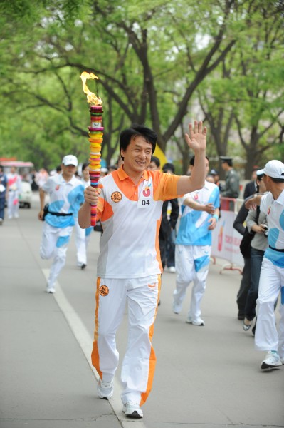 图文-大运会火炬点燃暨传递启动 成龙挥手示意