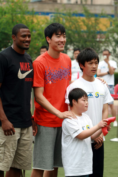 图文刘翔携手奥利弗赛前献爱心幸福而和谐的画面