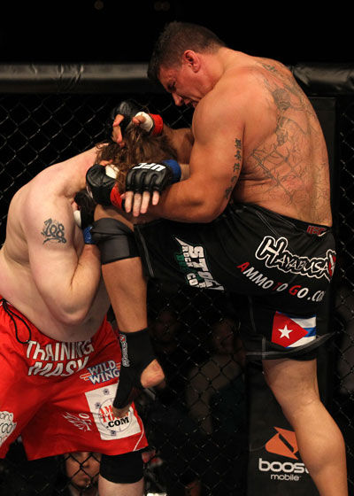 图文-ufc终极格斗米尔复仇尼尔森 膝踢下颚不留情