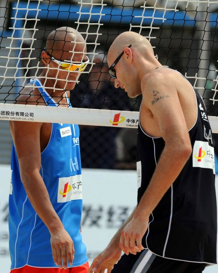 图文-沙排赛中国组合无缘八强 吴鹏根在与对手交流