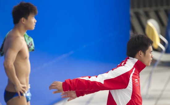 7月18日,李世鑫(右)与何敏在最后一轮比赛前做准备活动.