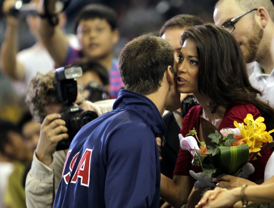 图文飞鱼赛后感谢的亲友团和女友热情相拥