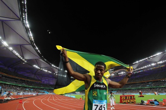 图文-牙买加哈维获大运男子100米冠军 夺冠庆祝
