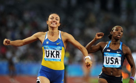 当日,在深圳第26届世界大学生夏季运动会田径项目女子4x100米接力决赛