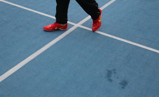 图文-刘翔大邱首度公开训练 刘翔红色跑鞋醒目