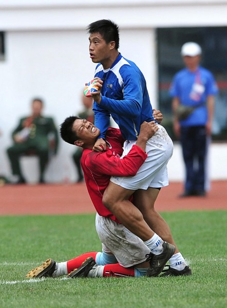 图文-象征幸福的中式橄榄球 宁夏队员拦截北京进攻