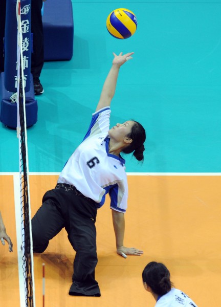 图文-残运会13日女子坐式排球赛况 荣诗兰比赛中救球