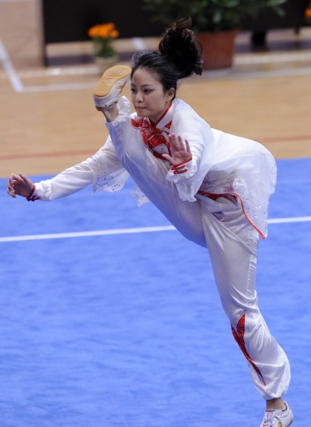 图文城运会李亚获女子太极拳冠军李亚劈腿