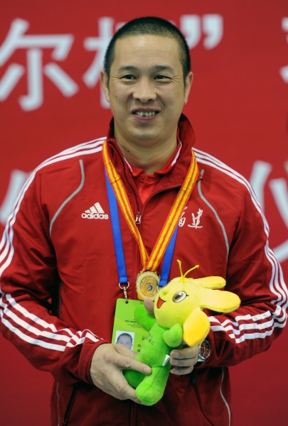 图文残运会18日羽毛球赛况叶建浩在领奖台上