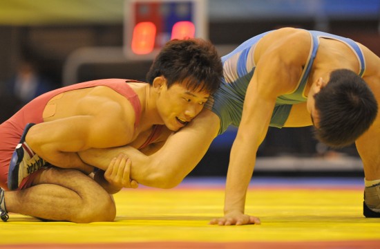图文-城运会19日摔跤赛况 广州选手余水运筹帷幄