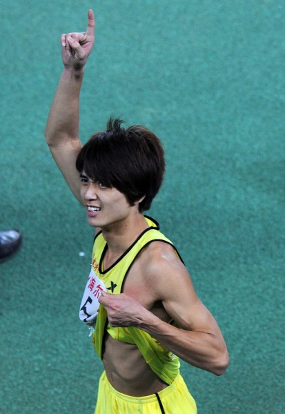 图文-城运会田径20日赛况 福州选手林清庆祝获胜_综