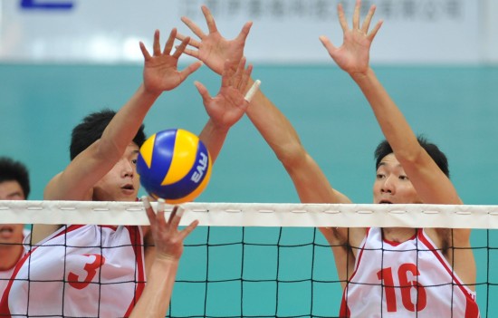 图文城运会24日排球赛况上海选手在比赛中拦网