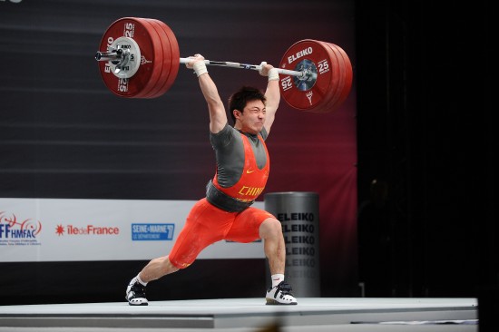 图文-举重世锦赛男子69kg级赛况 伍超试举成功