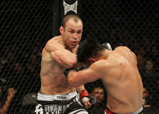 图文-ufc139期席尔瓦胜康李 猿人击打康李面部