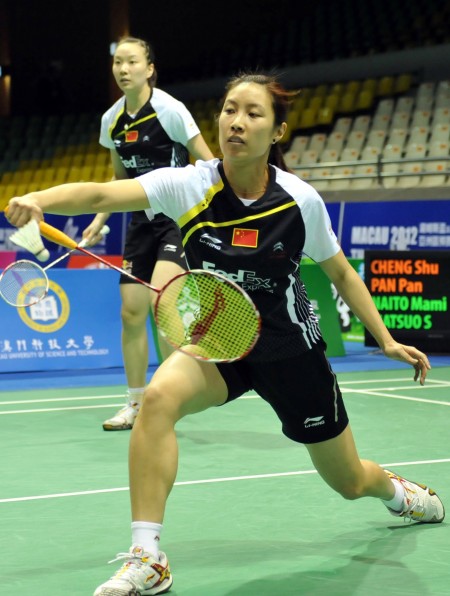 图文尤伯杯预赛中国23日本潘攀俯身接球