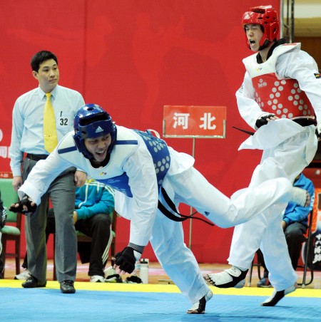 图文解放军队男子74公斤级夺冠黄建南奋力反击