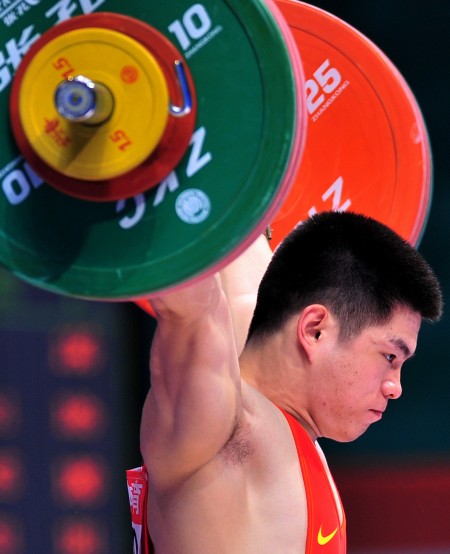 图文-全国举重锦标赛男子69公斤级 林清峰获抓举冠军