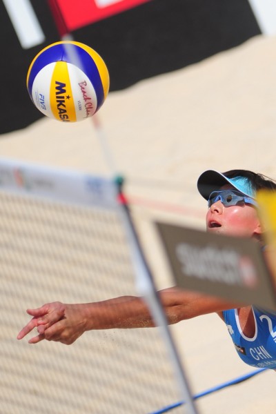 图文沙排三亚赛29日赛况张希在比赛中救球