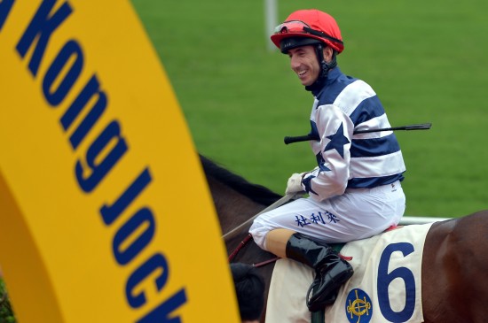 图文-香港举办国庆赛马日 骑师杜利莱向观众致意