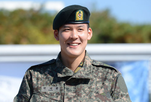 图文-朴泰桓正装参加军事训练 展现花美男微笑