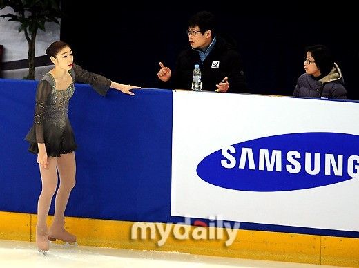 图文金妍儿热身不慎滑倒金妍儿在比赛中