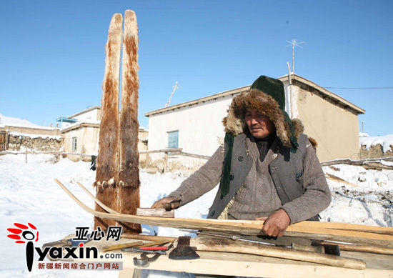 "毛皮滑雪板"一般为双只,以木板(当地的松木为主)为板芯,一般长约两米