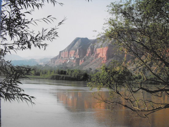 刘家峡水电站坝顶全长840米泻洪气势壮观