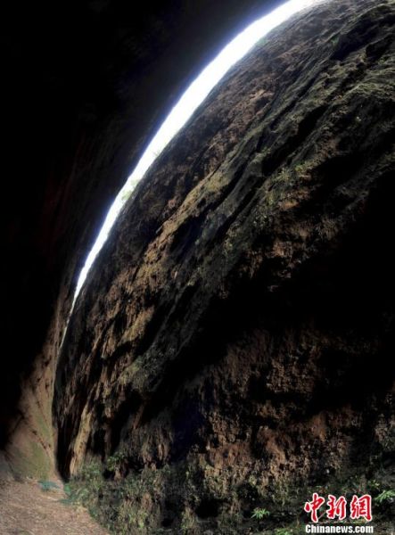 丹霞山新发现之"一线天".