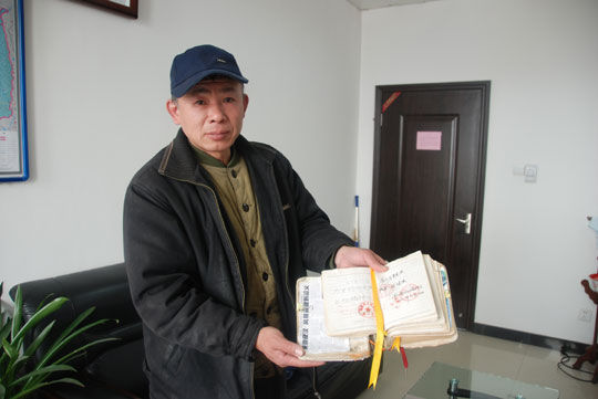 张劲松展示他的"通关文牒".