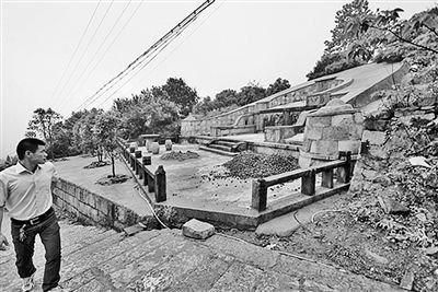 大罗山游步道边上一处刚翻新不久的椅子坟.刘伟摄