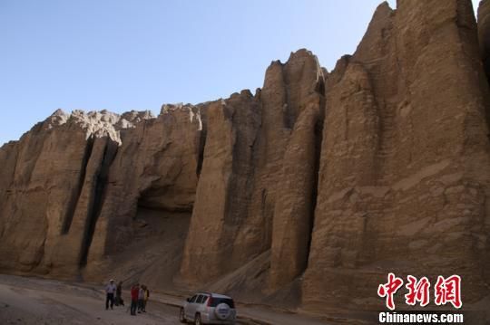 新疆羅布泊發現60餘公里長沙漠峽谷