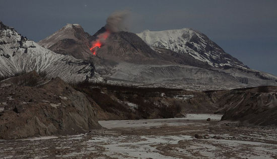 英国男子俄罗斯拍火山喷发壮丽景象