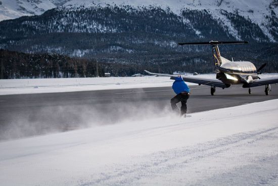 英国小伙挑战飞机牵引滑雪,成为全球第1人 