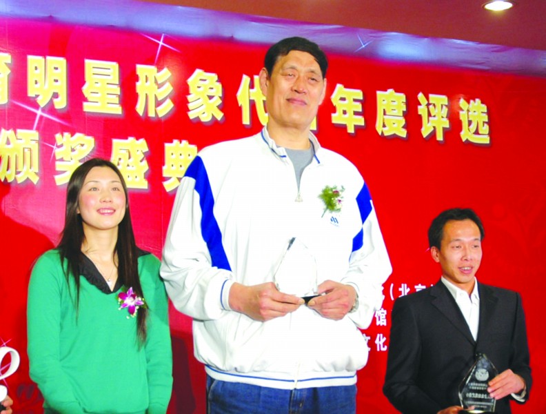 据新华社四川绵阳9月14日电 中国篮坛第一巨人穆铁柱(上图中,资料照片
