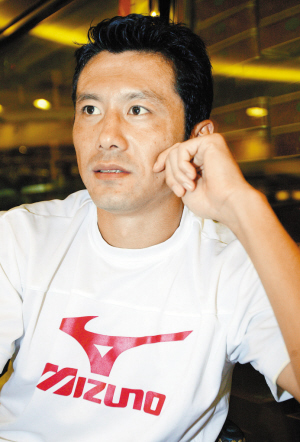 中超暂歇,身为江苏舜天队助理教练的杨晨(上图)也利用难得的假期来