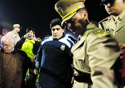 "本报综合消息 0比1不敌巴拉圭,阿根廷昨天输掉了非常重要的比赛,而且