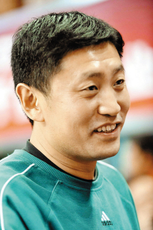 宏远俱乐部创建初期,王怀玉就是球队中的一员.