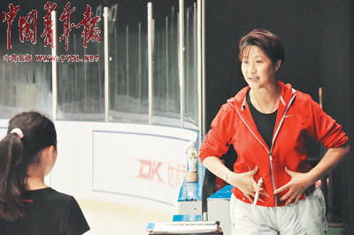 慈鑫/曾培养出我国著名女子花样滑冰运动员陈露的教练员李明珠,近日从