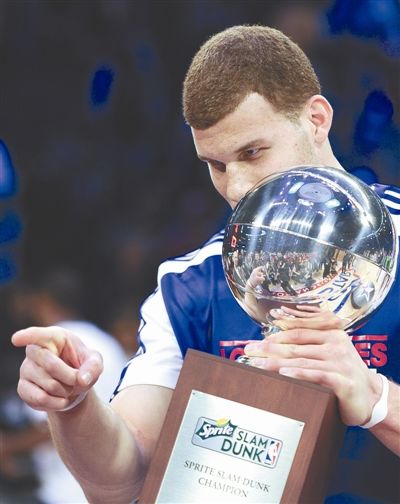 飞越轿车成扣篮王格里芬奖杯送已故儿时好友家人