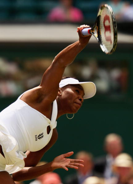 图文-温网第四日女单次轮大威出战 泰山压顶发球