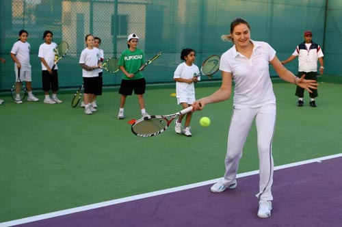 图文-金夫人和佩特洛娃出席活动 佩特洛娃亲自示范_网球频道_nike新浪