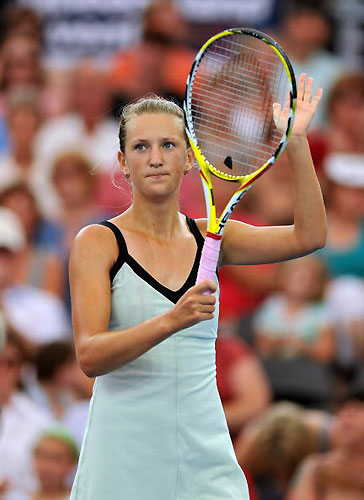 图文阿扎伦卡晋级布里斯班赛决赛胜利后感谢观众