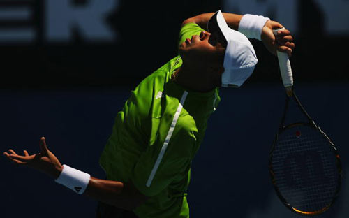 图文悉尼国际赛第二轮争夺特松加发球目光专注