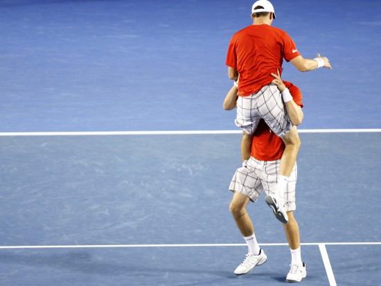 图文-澳网男双布莱恩兄弟夺冠 骑跨式的激情庆祝