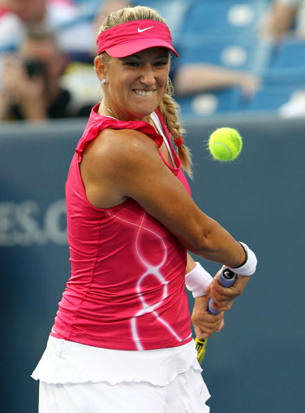 图文-西南财团赛伊万逆转阿扎伦卡 反手暴力击球